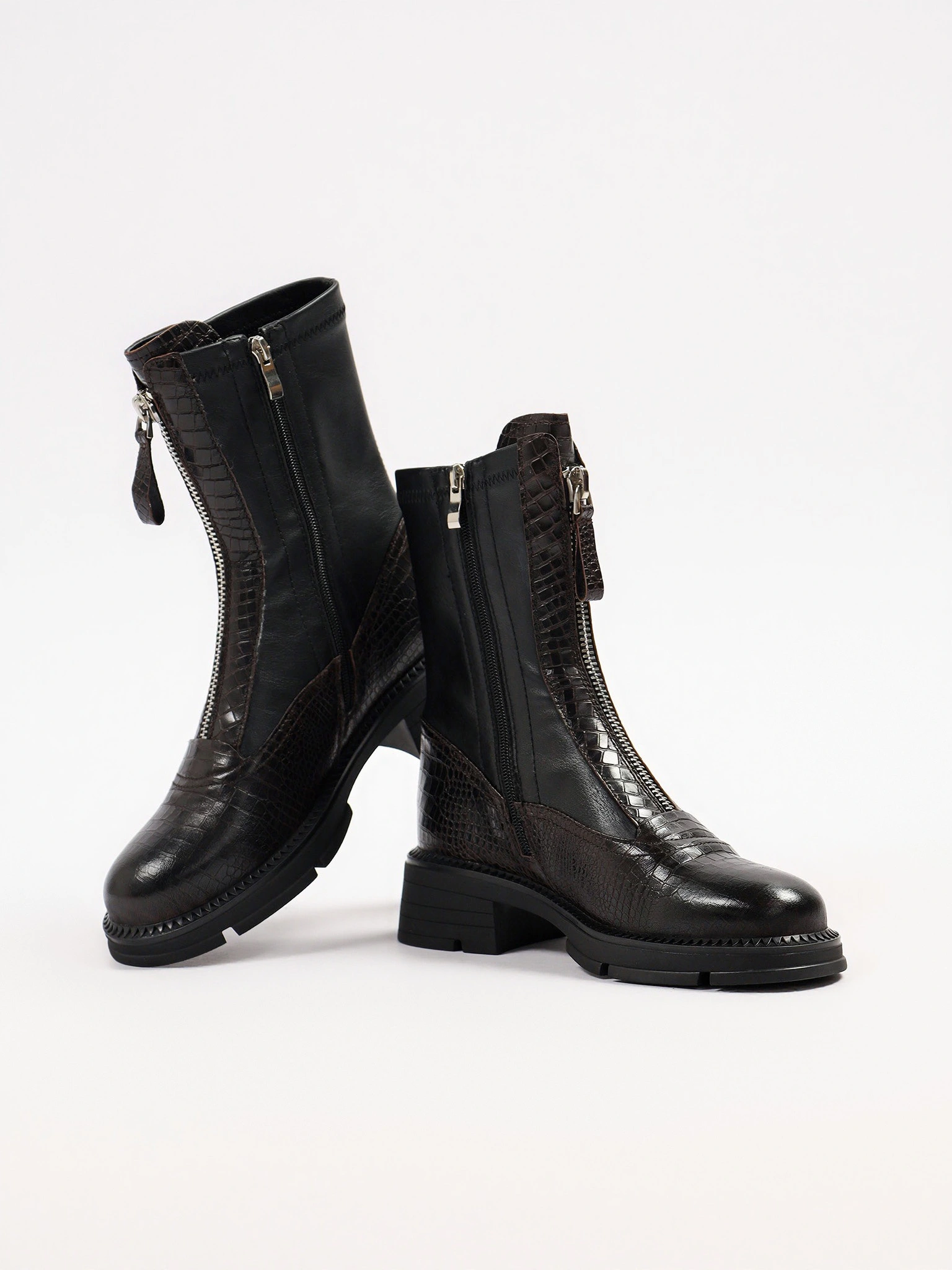 Ботинки черного цвета с декоративным замком на широком высоком каблуке